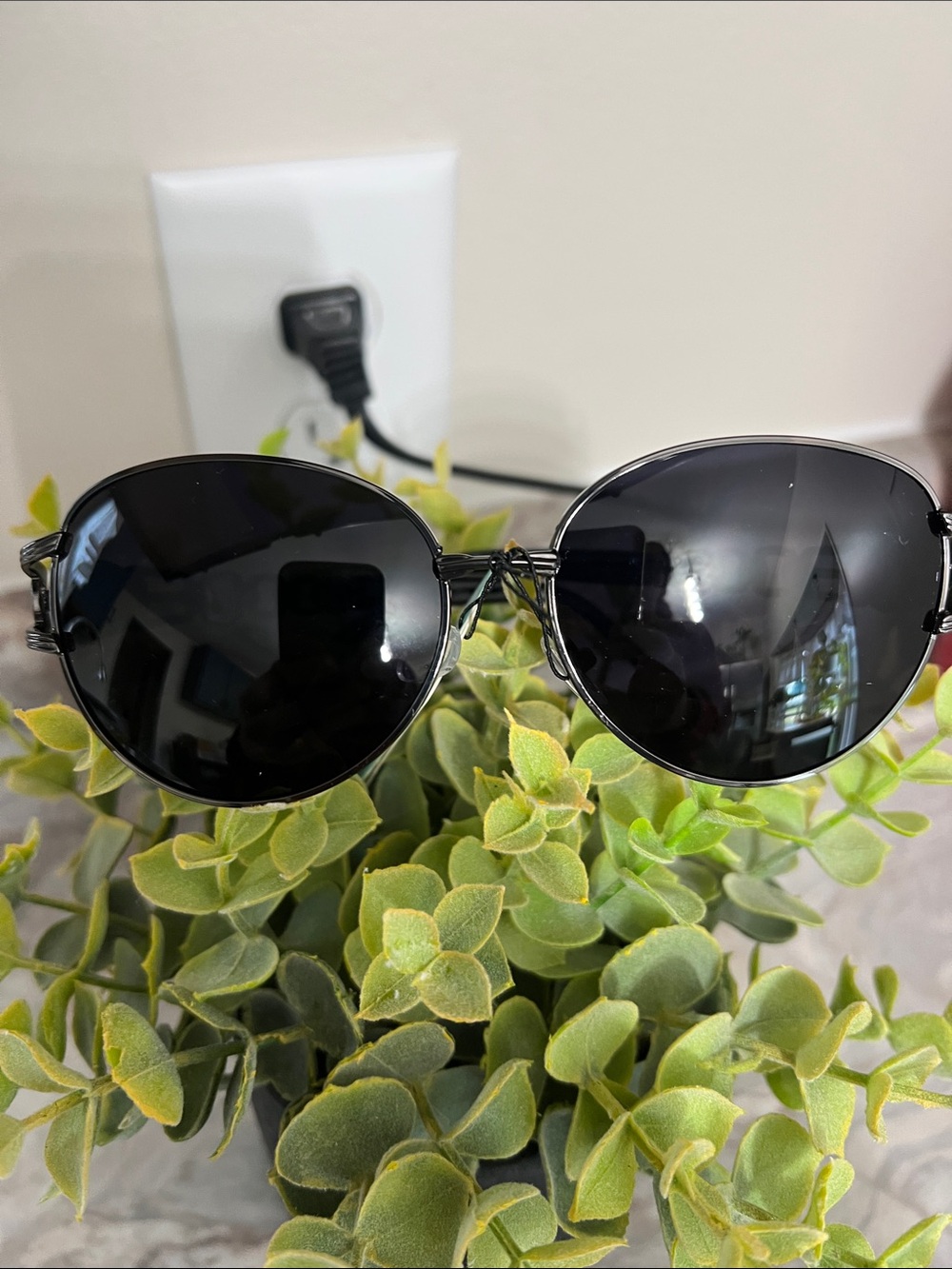 Kleo Black Round Metal Frame Sunglasses - Women
